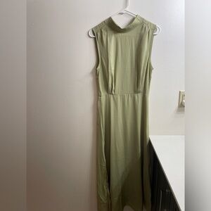 Chic Sleeveless Maxi Dress in Olive